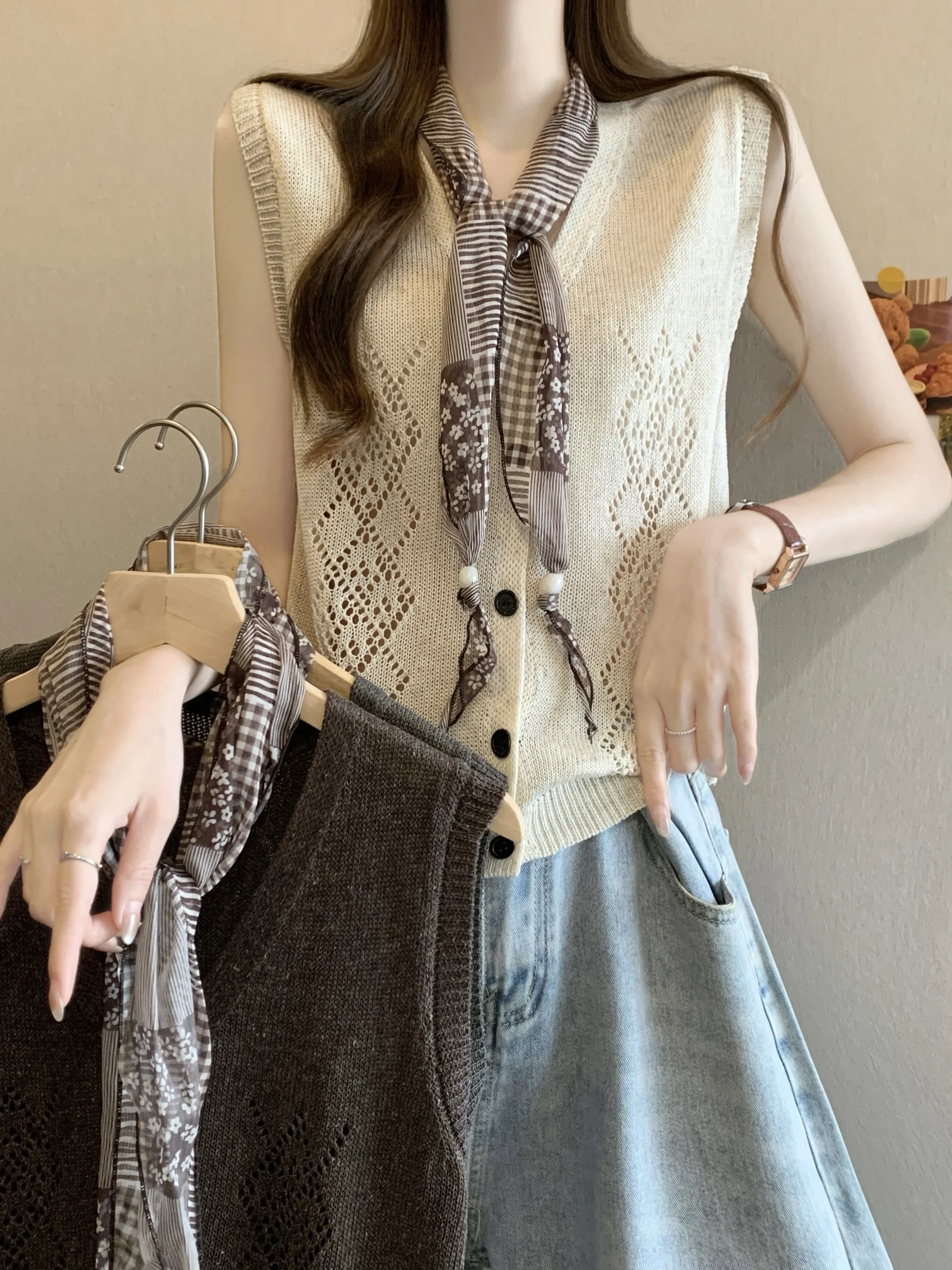 Korean Style V-Neck Hollow out Knitwear Sleeveless Single Button Design Summer Slimming Top for Women Casual Commute Wear
Korean Style V-Neck Hollow out Knitwear Sleeveless Single Button Design Summer Slimming Top for Women Casual Commute Wear
