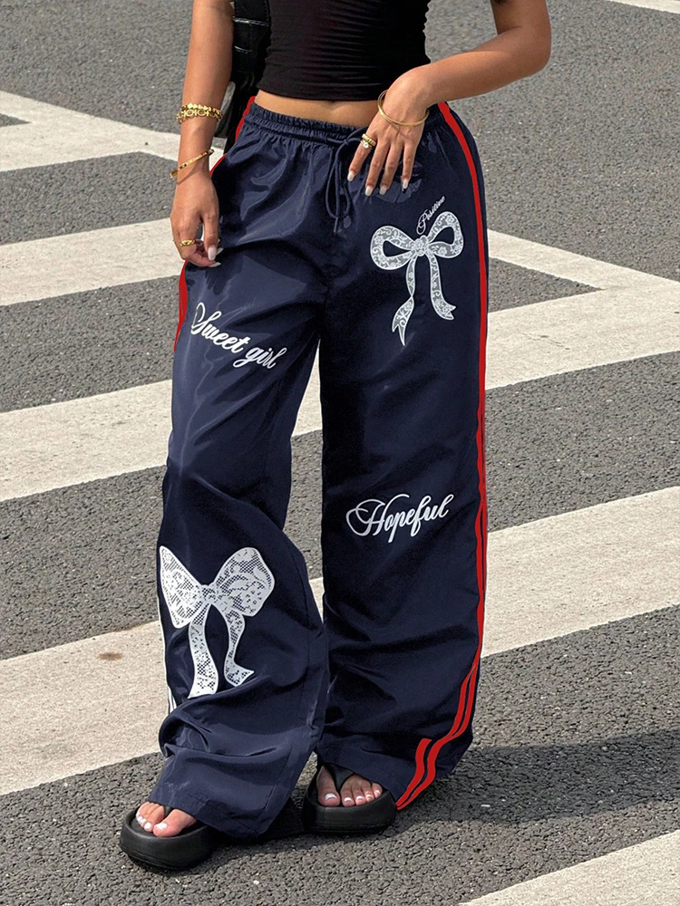 Осенние новые женские брюки, уличная одежда, модные повседневные тонкие универсальные женские брюки с бантом и принтом на шнуровке, трикотажная одежда для вечеринок
Осенние новые женские брюки, уличная одежда, модные повседневные тонкие универсальные женские брюки с бантом и принтом на шнуровке, трикотажная одежда для вечеринок