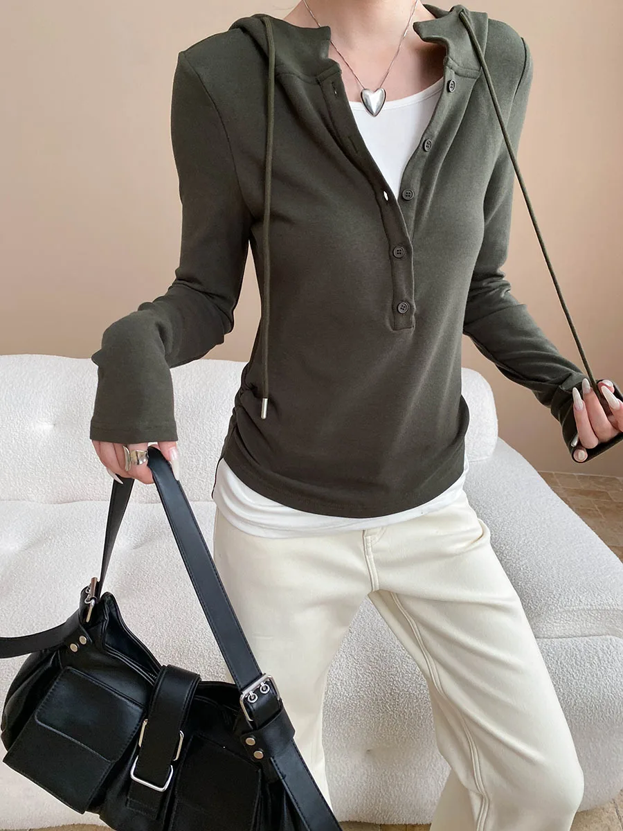 Футболка с длинными рукавами и капюшоном контрастного цвета с разрезом, нижняя одежда
Футболка с длинными рукавами и капюшоном контрастного цвета с разрезом, нижняя одежда