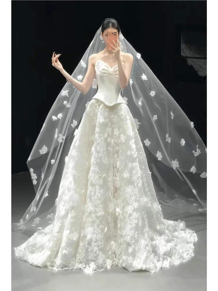 A new white strapless travel photography light dress with and flower-shaped main gauze for welcoming guests
A new white strapless travel photography light dress with and flower-shaped main gauze for welcoming guests