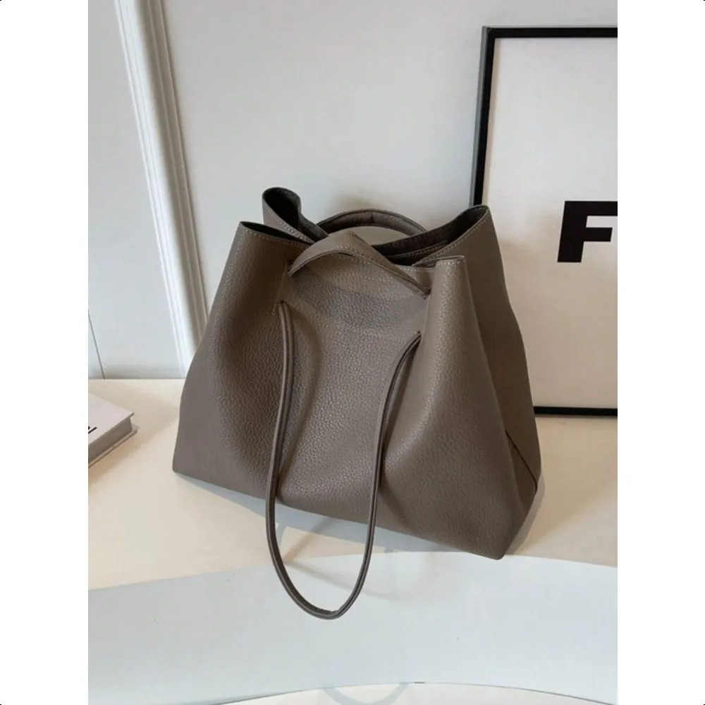 Women Seashell Tote Bag, Vintage Large Capacity Convertible Shoulder Bag, High-Quality for Casual Commute
Women Seashell Tote Bag, Vintage Large Capacity Convertible Shoulder Bag, High-Quality for Casual Commute
