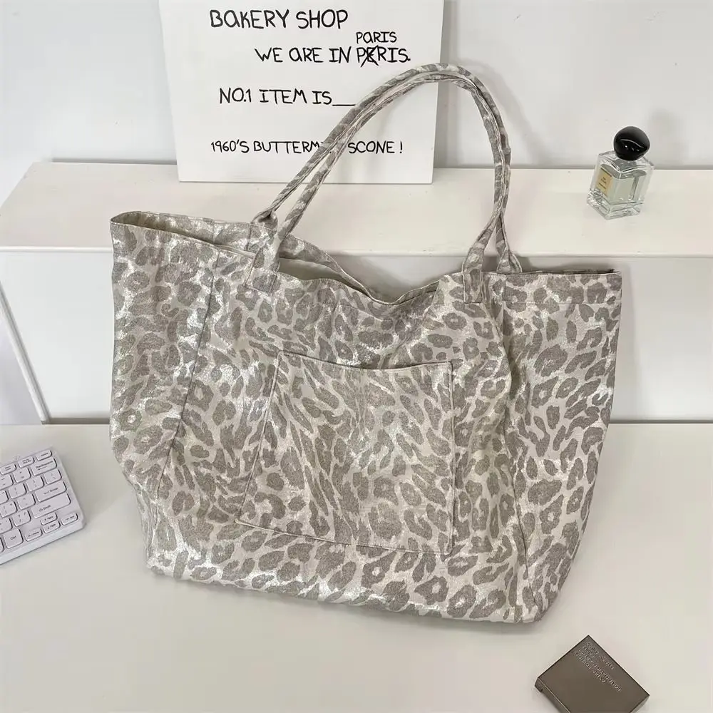 Fashion Single Shoulder Tote Bag Large Capacity Leopard Print Canvas Shopper Silver Grey Crossbody Bag for Women
Fashion Single Shoulder Tote Bag Large Capacity Leopard Print Canvas Shopper Silver Grey Crossbody Bag for Women