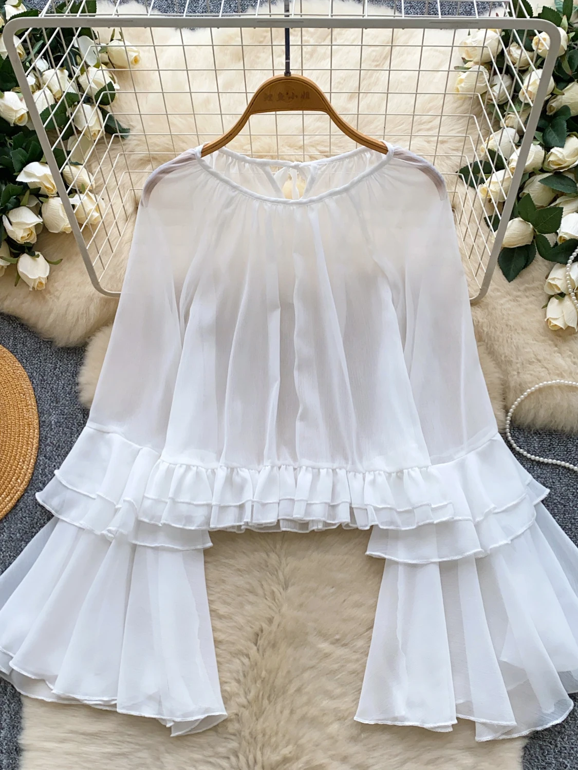 Новинка 2026, осенняя женская темпераментная рубашка с круглым вырезом и расклешенными рукавами, свободная однотонная шифоновая рубашка со шнуровкой сзади и оборками в стиле пэчворк, топы
Новинка 2026, осенняя женская темпераментная рубашка с круглым вырезом и расклешенными рукавами, свободная однотонная шифоновая рубашка со шнуровкой сзади и оборками в стиле пэчворк, топы