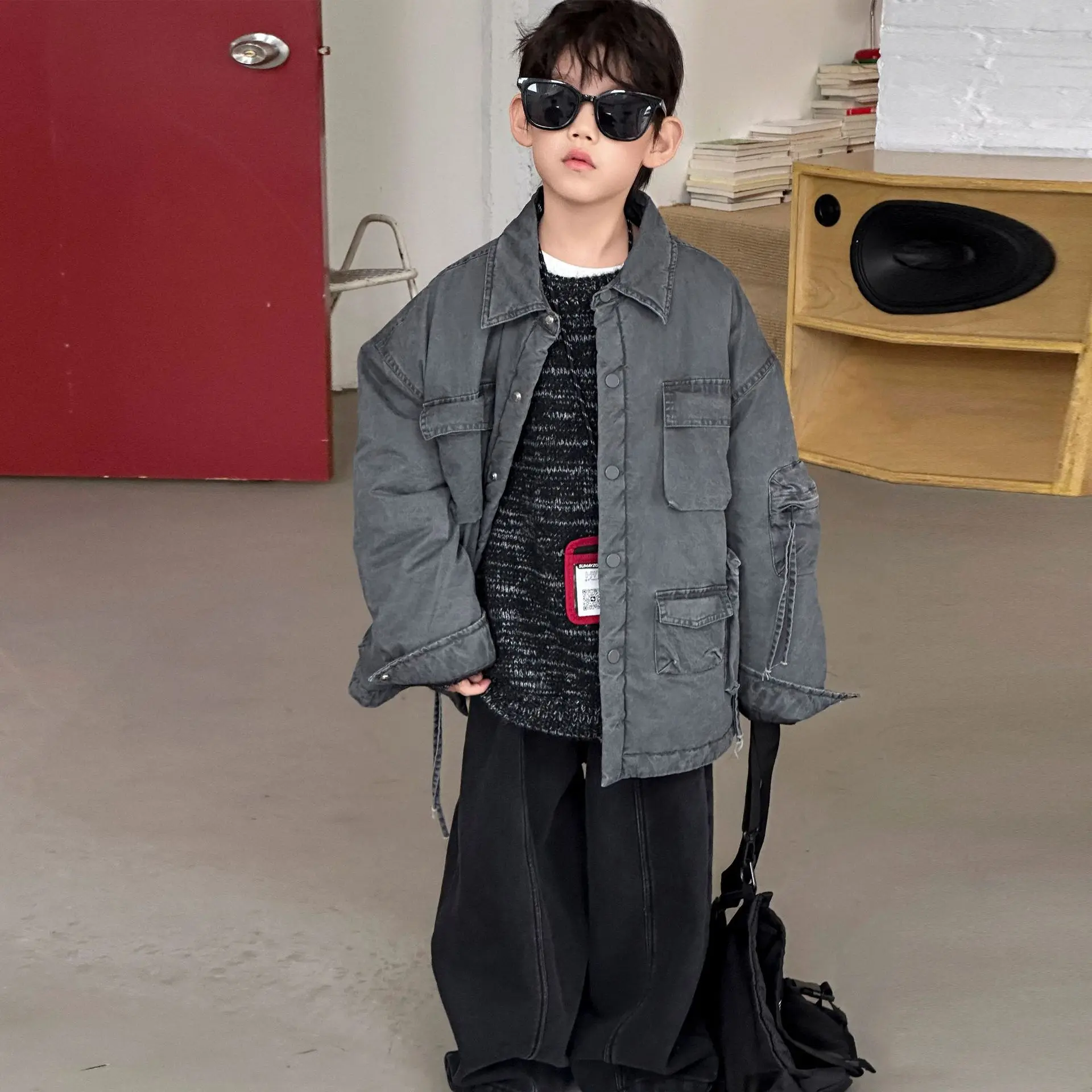 Детская одежда, утепленное пальто на осень и зиму для мальчиков, новинка 2025 года, однотонная детская красивая теплая свободная повседневная верхняя куртка
Детская одежда, утепленное пальто на осень и зиму для мальчиков, новинка 2025 года, однотонная детская красивая теплая свободная повседневная верхняя куртка