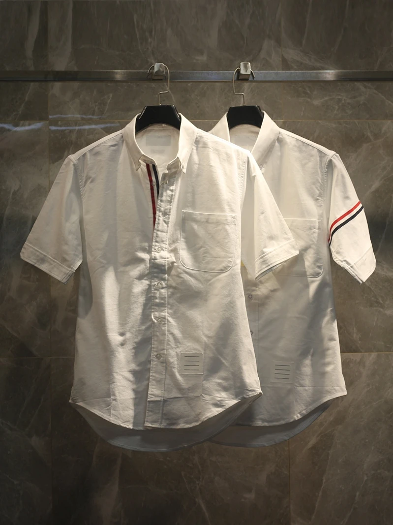 Новая летняя футболка из оксфордской ткани с коротким рукавом, в красно-бело-синюю полоску, базовая, с логотипом, унисекс, модная, из смесового хлопка
Новая летняя футболка из оксфордской ткани с коротким рукавом, в красно-бело-синюю полоску, базовая, с логотипом, унисекс, модная, из смесового хлопка