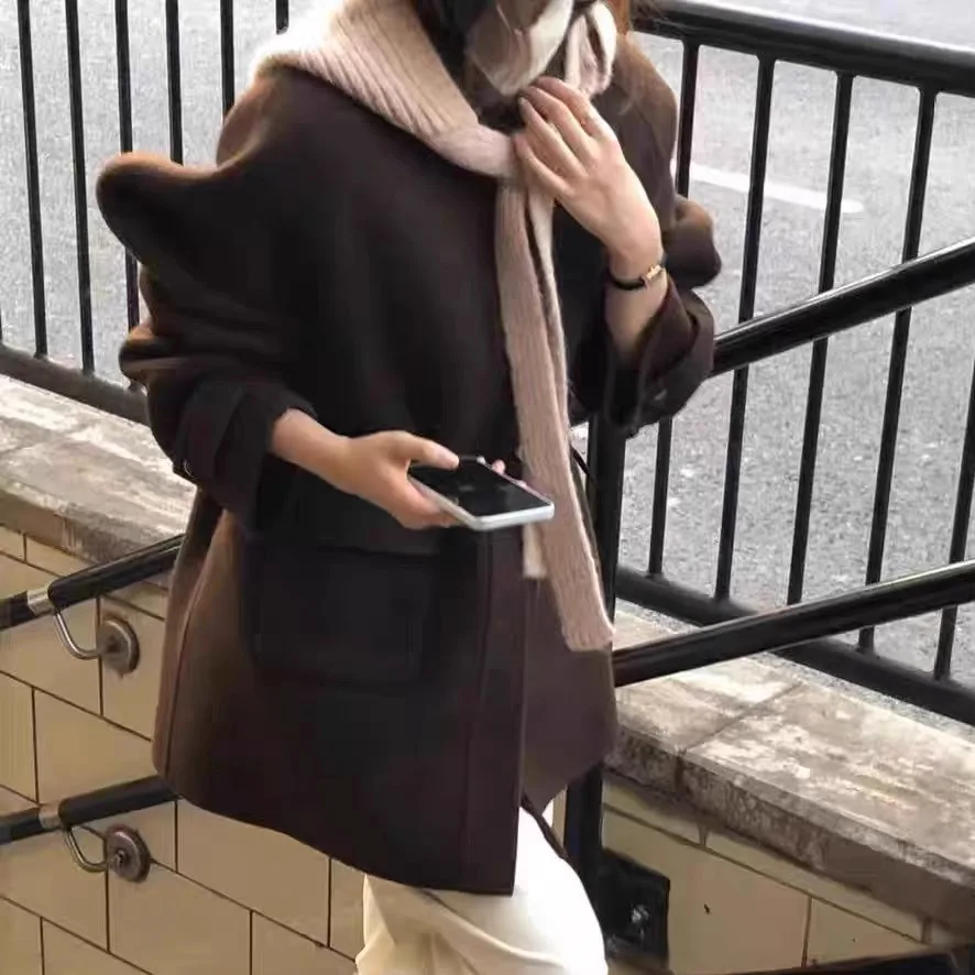 Двустороннее шерстяное пальто Ele для женщин, твидовое пальто средней длины в стиле ретро, верхняя одежда небольшого размера East Gate Quali
Двустороннее шерстяное пальто Ele для женщин, твидовое пальто средней длины в стиле ретро, верхняя одежда небольшого размера East Gate Quali