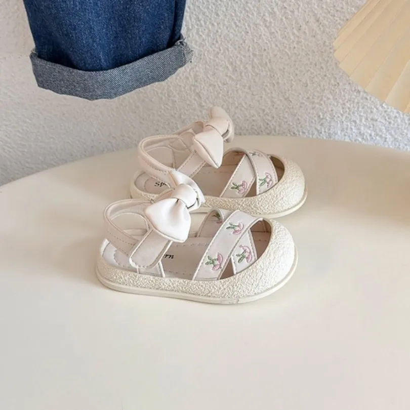 Girls' beach sandals with soft soles and cute butterfly knot decorations suitable for little girls who are just learning to walk
Girls' beach sandals with soft soles and cute butterfly knot decorations suitable for little girls who are just learning to walk