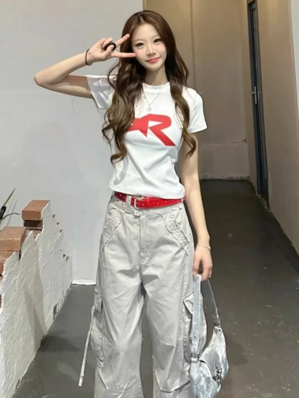 Сладкий и пикантный топ средней длины, белый, приталенный, для молодых женщин, в корейском стиле, для повседневной носки.
Сладкий и пикантный топ средней длины, белый, приталенный, для молодых женщин, в корейском стиле, для повседневной носки.