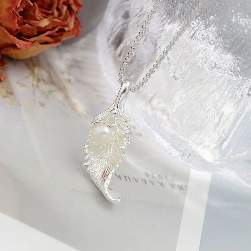 Authentic Natural Freshwater Pearl Small Pendant 925 Sterling Silver Feather Shaped Pendant Simple and Elegant Design Jewelry 
Authentic Natural Freshwater Pearl Small Pendant 925 Sterling Silver Feather Shaped Pendant Simple and Elegant Design Jewelry