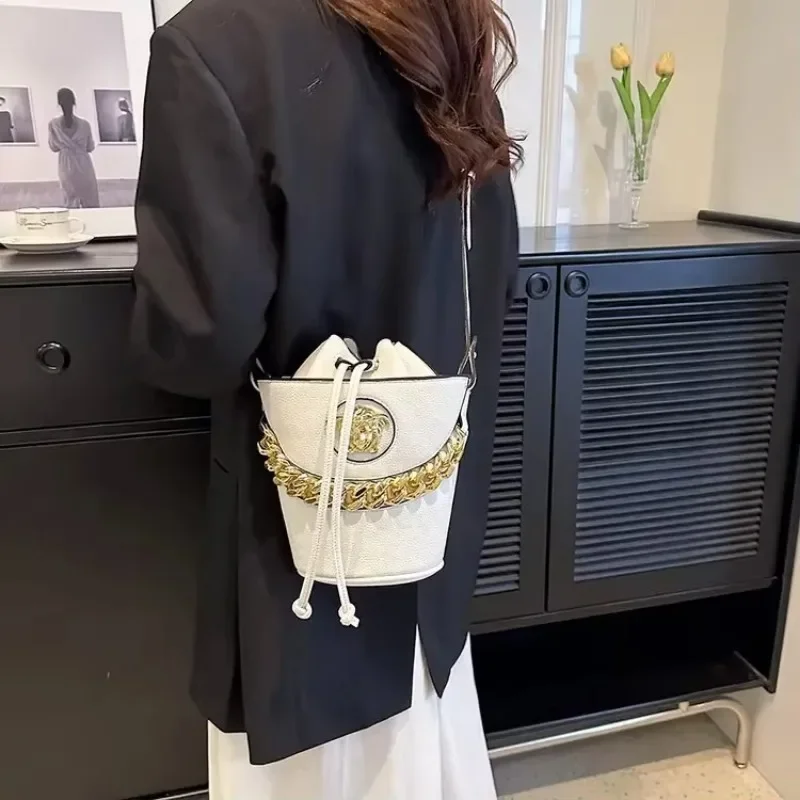 2025 Solid Color Bucket Bag Chain Strap Designer Inspired Crossbody Purse for Stylish Casual Outfits
2025 Solid Color Bucket Bag Chain Strap Designer Inspired Crossbody Purse for Stylish Casual Outfits