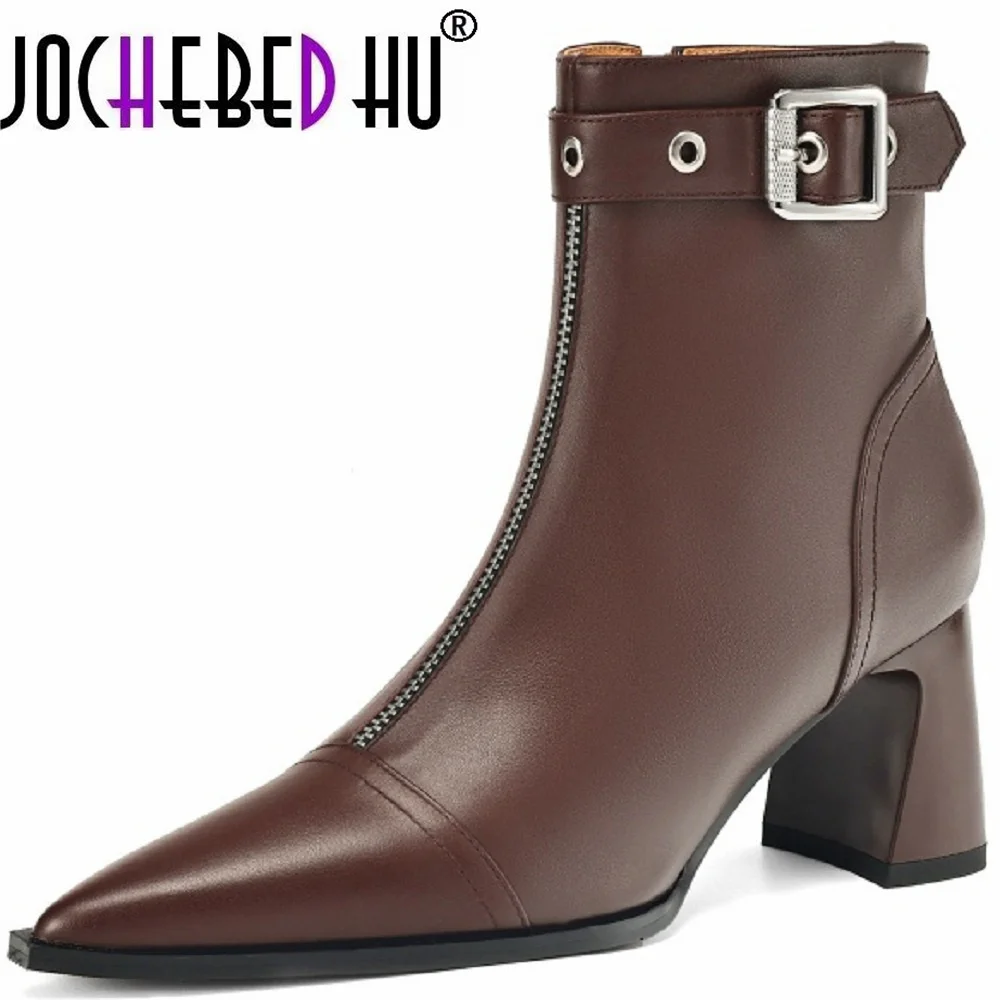 【JOCHEBED HU】Brand Genuine Leather Belt Buckle Front Zipper Fashion Show Short Boots Women's New Pointed Metal Decoration
【JOCHEBED HU】Brand Genuine Leather Belt Buckle Front Zipper Fashion Show Short Boots Women's New Pointed Metal Decoration
