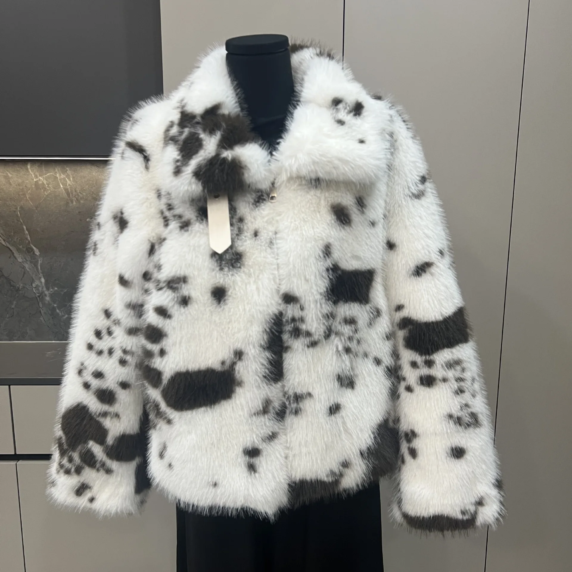 Women's Zipper Short Faux Fox Fur Jacket Lapel Animal Print Plush Coat Stylish Loose Fluffy Jackets Winter Furry Overcoat Zip-up
Women's Zipper Short Faux Fox Fur Jacket Lapel Animal Print Plush Coat Stylish Loose Fluffy Jackets Winter Furry Overcoat Zip-up