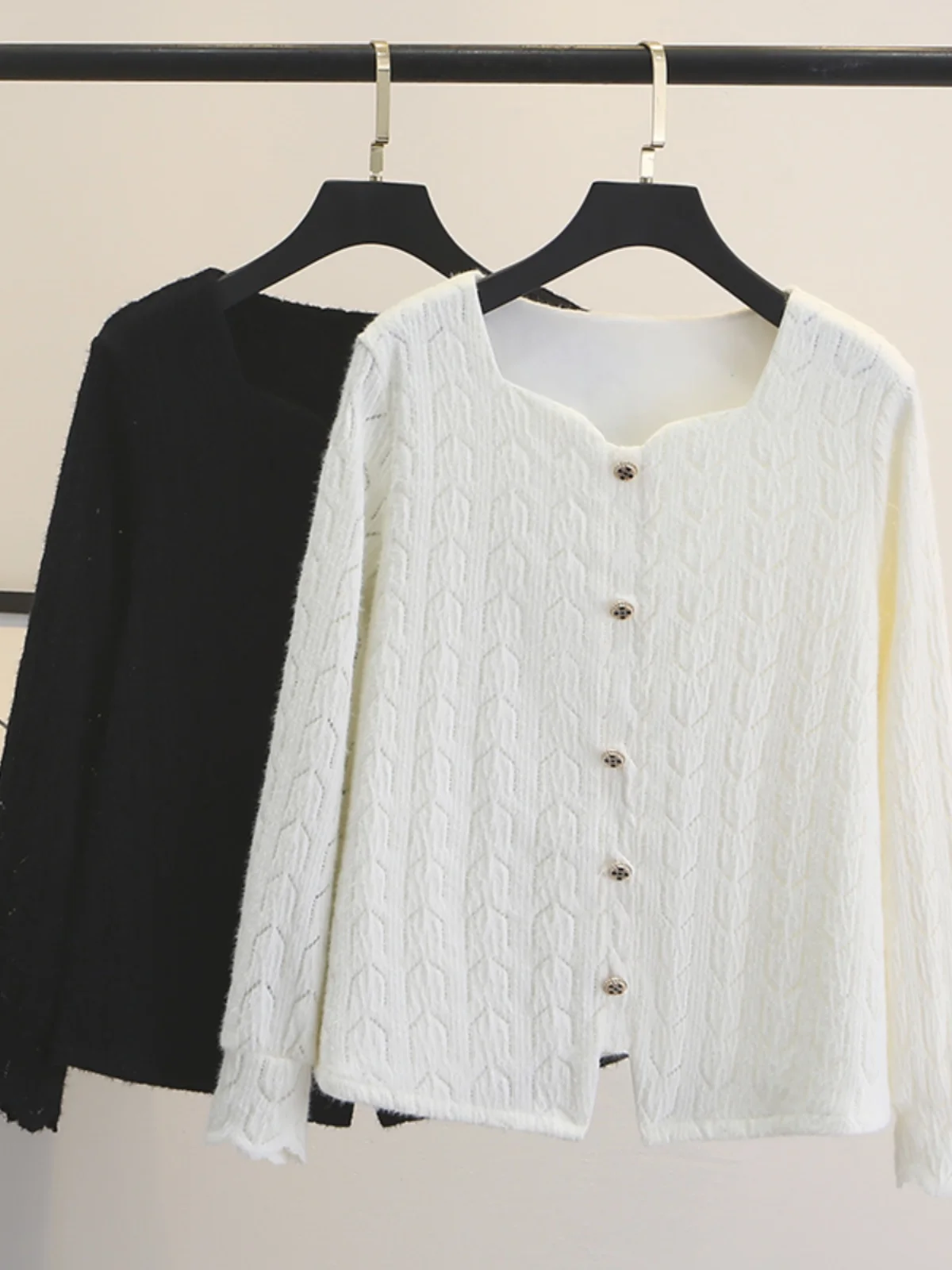 Korean Style plus Size Winter Thickened Fleece Lined Base Shirt Square Collar Decorative Button Lace Top for plus Size Women
Korean Style plus Size Winter Thickened Fleece Lined Base Shirt Square Collar Decorative Button Lace Top for plus Size Women