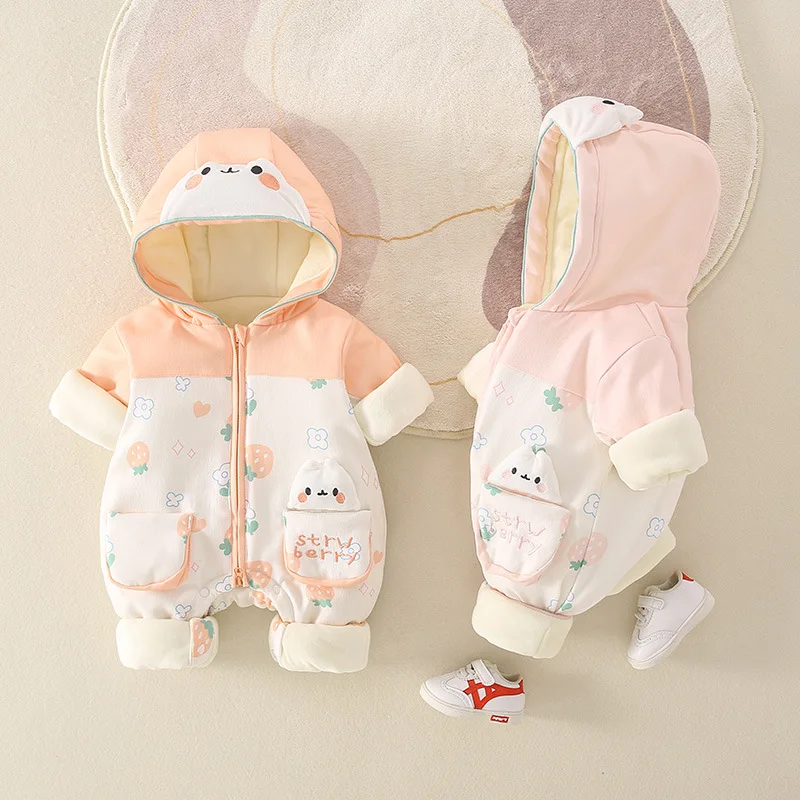 2024 Winter Baby Girls Onesies Cotton Padded Strawberry Printed Pocket Hooded Newborn Girls Parkas Warm Infant Girls Bodysuits
2024 Winter Baby Girls Onesies Cotton Padded Strawberry Printed Pocket Hooded Newborn Girls Parkas Warm Infant Girls Bodysuits
