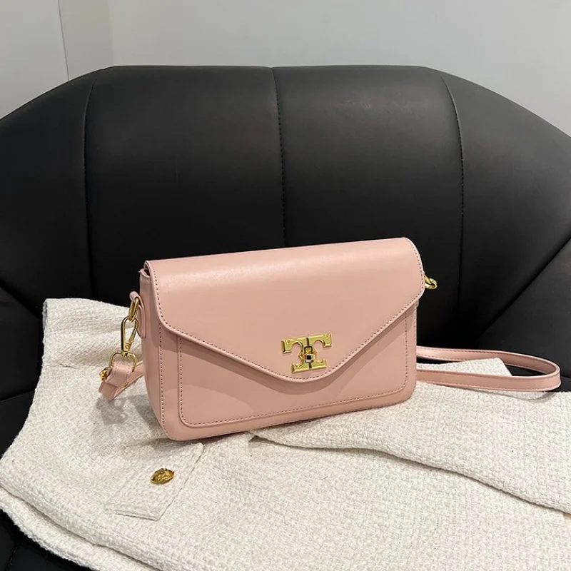 Классическая женская сумка из глянцевой кожи с структурированным силуэтом для полированного профессионального образа
Классическая женская сумка из глянцевой кожи с структурированным силуэтом для полированного профессионального образа