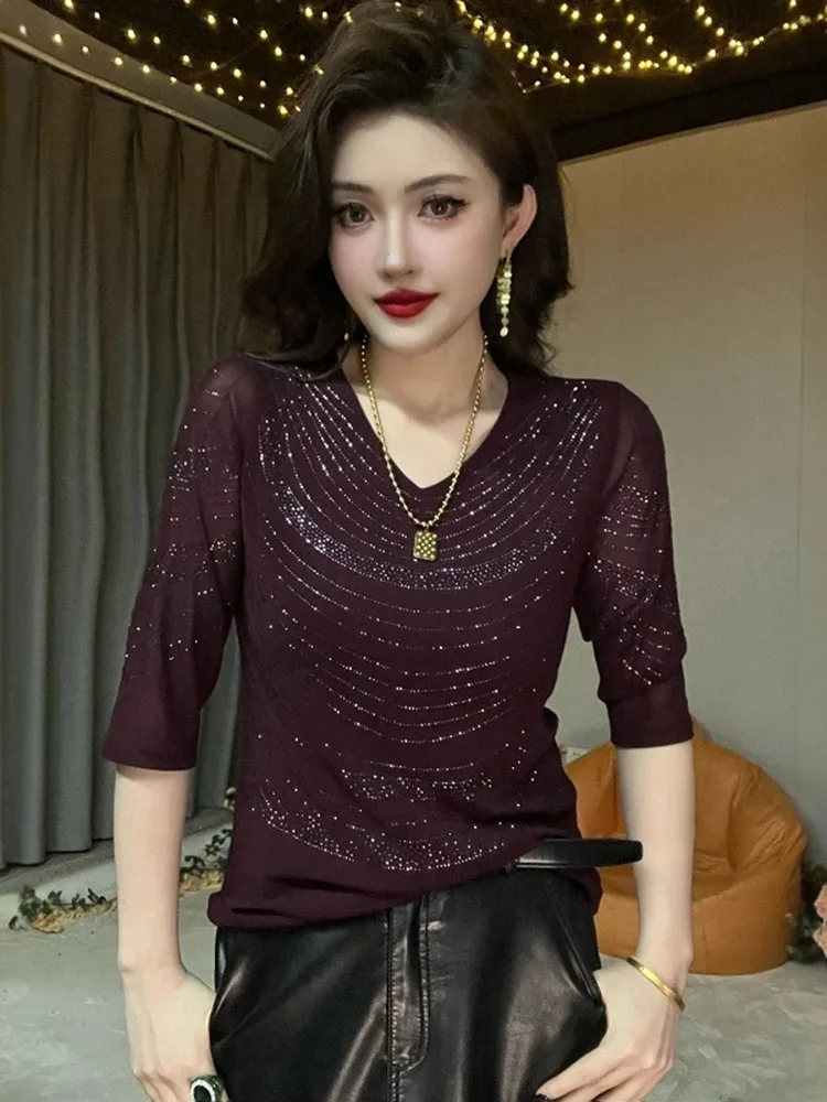 High end shiny diamond mid sleeve T-shirt women summer 2025 slim fit V-neck top stylish and age reducing mother's outfit
High end shiny diamond mid sleeve T-shirt women summer 2025 slim fit V-neck top stylish and age reducing mother's outfit