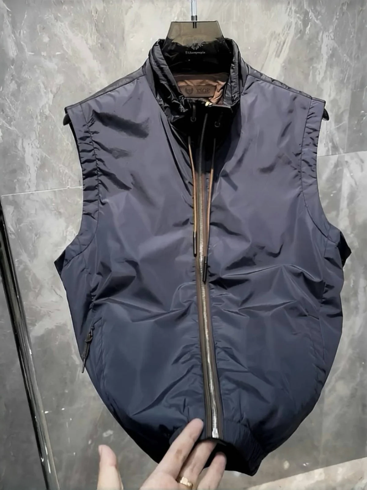 Мужской приталенный повседневный жилет для активного отдыха, модный, с воротником-стойкой, осенняя новинка, на молнии, деловой повседневный стиль, китайский бренд
Мужской приталенный повседневный жилет для активного отдыха, модный, с воротником-стойкой, осенняя новинка, на молнии, деловой повседневный стиль, китайский бренд