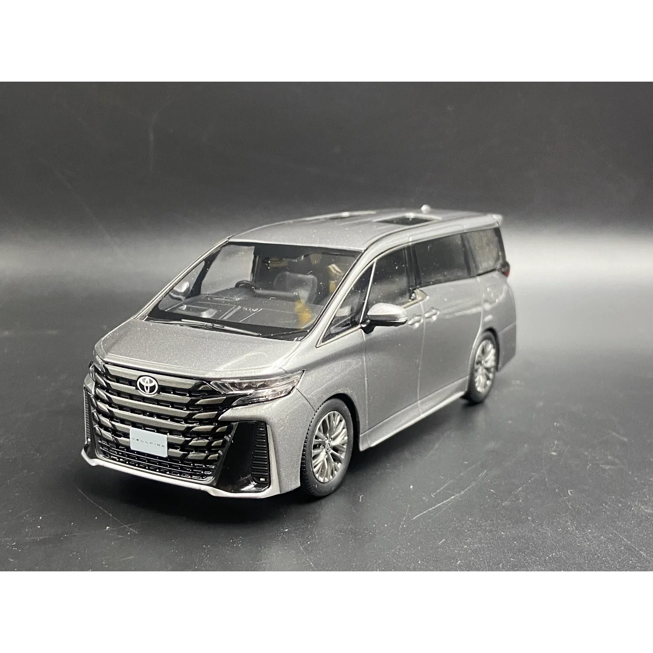 Литой под давлением масштаб 1:30 Toyota Vellfire, японское издание, простая модель автомобиля из сплава, Коллекционная игрушка, подарок, сувенир, украшение для дисплея
Литой под давлением масштаб 1:30 Toyota Vellfire, японское издание, простая модель автомобиля из сплава, Коллекционная игрушка, подарок, сувенир, украшение для дисплея