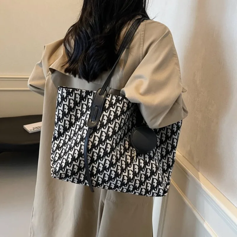 Minimalist Elegant Diaper Bag Women's Luxury Crossbody Handbag Designer Vintage Tote Leather For A Classy And Chic Look
Minimalist Elegant Diaper Bag Women's Luxury Crossbody Handbag Designer Vintage Tote Leather For A Classy And Chic Look