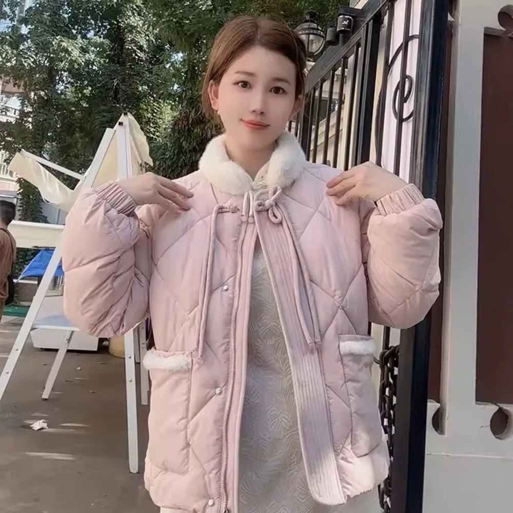 Новая зимняя куртка на хлопковой подкладке, женские парки с коротким воротником-стойкой, верхняя одежда, свежее милое толстое корейское пуховое хлопковое пальто, женский топ
Новая зимняя куртка на хлопковой подкладке, женские парки с коротким воротником-стойкой, верхняя одежда, свежее милое толстое корейское пуховое хлопковое пальто, женский топ