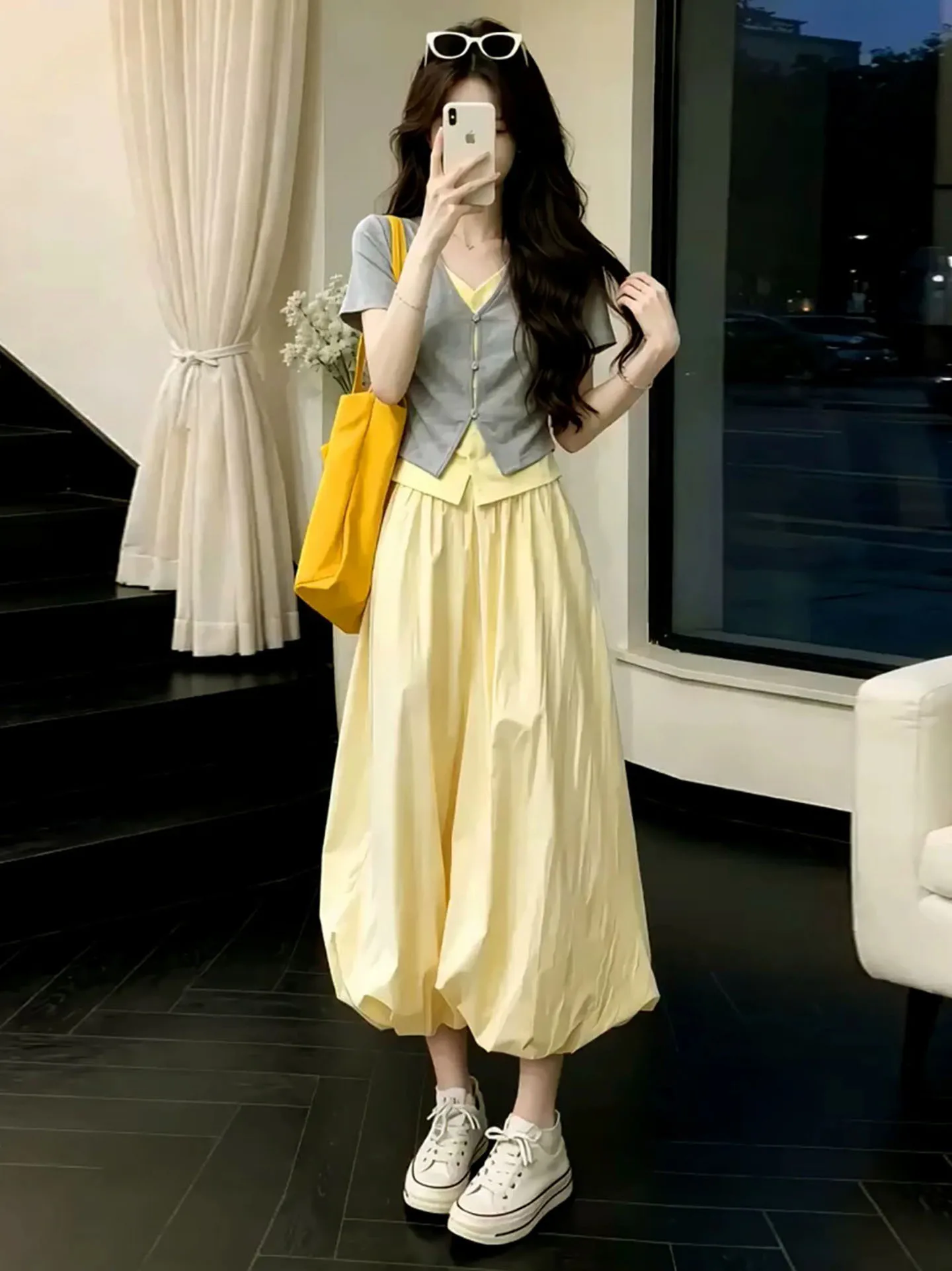Summer Gentle Girl's Fashion Ensemble Yellow Ruffle Skirt And Contrast Color Top High Waist Midi Skirt Short Sleeve V-Neck
Summer Gentle Girl's Fashion Ensemble Yellow Ruffle Skirt And Contrast Color Top High Waist Midi Skirt Short Sleeve V-Neck