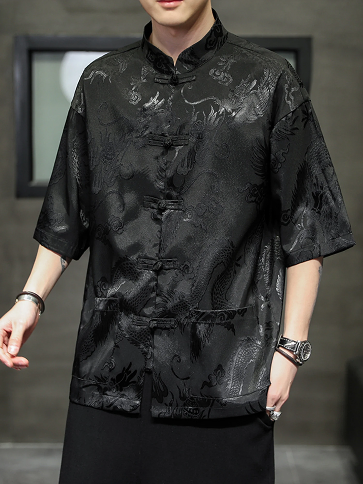 Мужская летняя рубашка большого размера из ледяного шелка с коротким рукавом, новинка 2025 года, в стиле ретро, с воротником-стойкой на пуговицах, в китайском стиле, приталенного кроя.
Мужская летняя рубашка большого размера из ледяного шелка с коротким рукавом, новинка 2025 года, в стиле ретро, с воротником-стойкой на пуговицах, в китайском стиле, приталенного кроя.