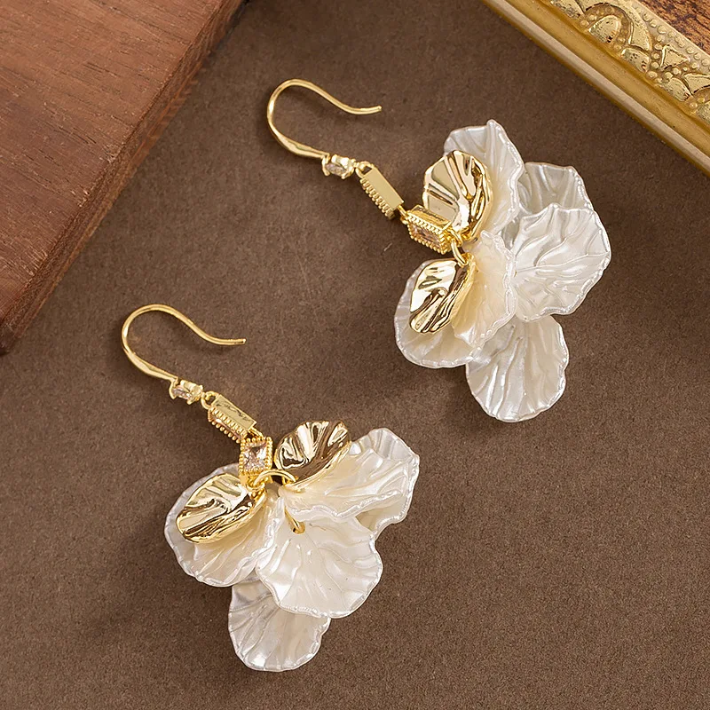 Fashionable, sweet and exquisite zircon imitation shell petal earrings for women, gentle and personalized commuting earrings
Fashionable, sweet and exquisite zircon imitation shell petal earrings for women, gentle and personalized commuting earrings
