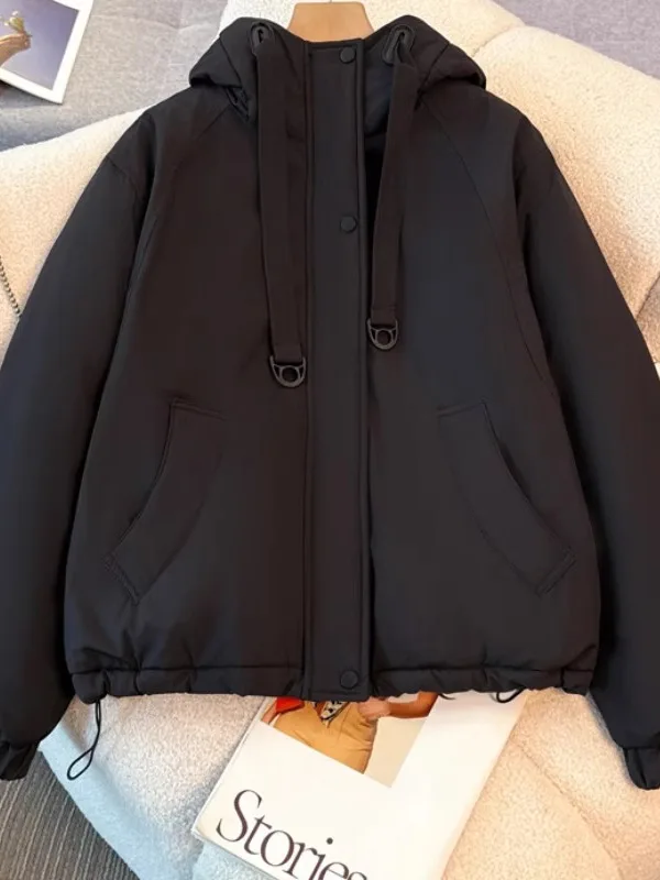 Premium Black Hooded Shoulder Length Cotton Jacket Women's 2026 Early Spring New plus Size Short Style Commute Korean Version
Premium Black Hooded Shoulder Length Cotton Jacket Women's 2026 Early Spring New plus Size Short Style Commute Korean Version