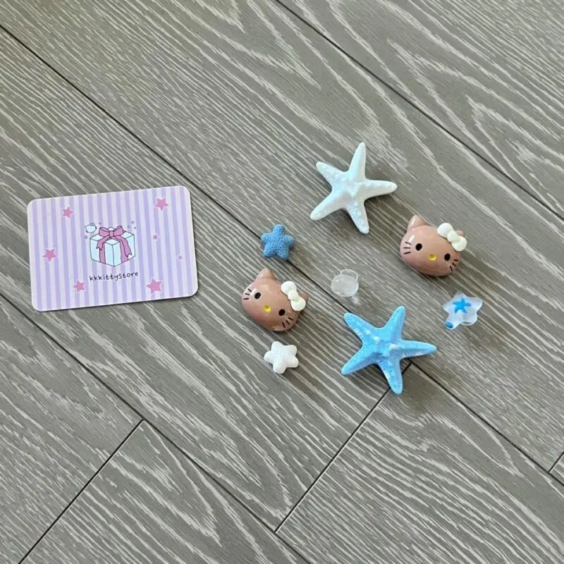 Kawaii Sanrio, черная кожа, обувь с отверстиями «Hello Kitty», обувь с пряжкой, морская звезда, милые аксессуары «сделай сам», креативный подарок на день рождения для девочек
Kawaii Sanrio, черная кожа, обувь с отверстиями «Hello Kitty», обувь с пряжкой, морская звезда, милые аксессуары «сделай сам», креативный подарок на день рождения для девочек