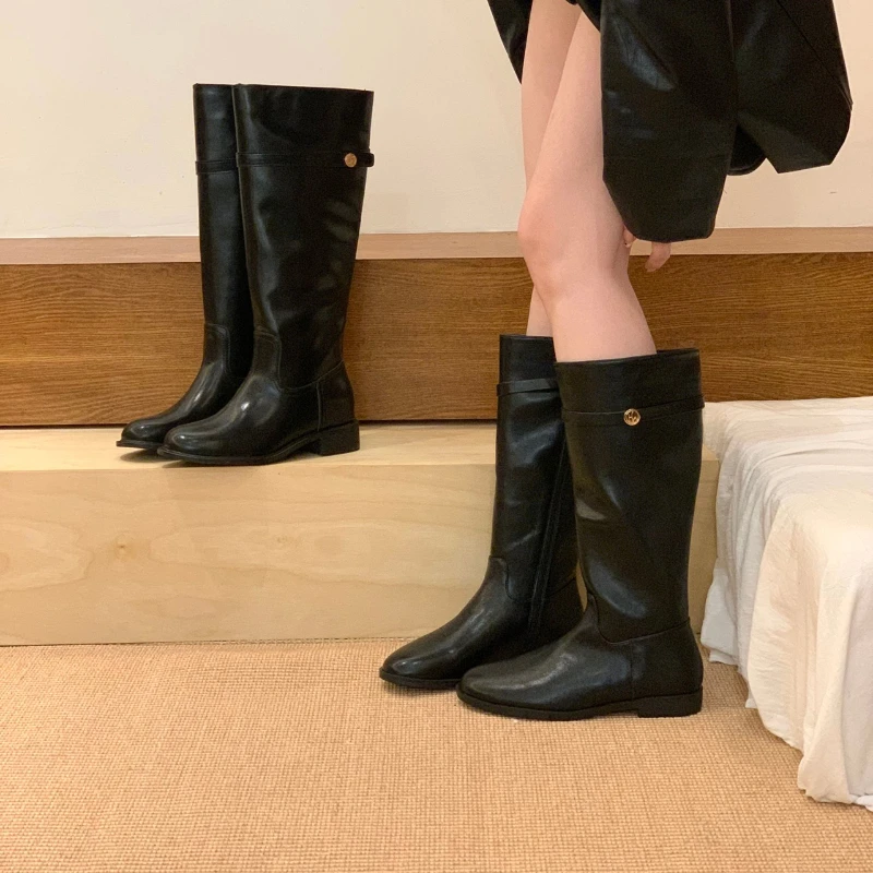 Модные и популярные высококачественные женские высокие сапоги на плоской подошве. Дизайнерские ботинки зимы 2024. Новые повседневные женские ботинки.
Модные и популярные высококачественные женские высокие сапоги на плоской подошве. Дизайнерские ботинки зимы 2024. Новые повседневные женские ботинки.