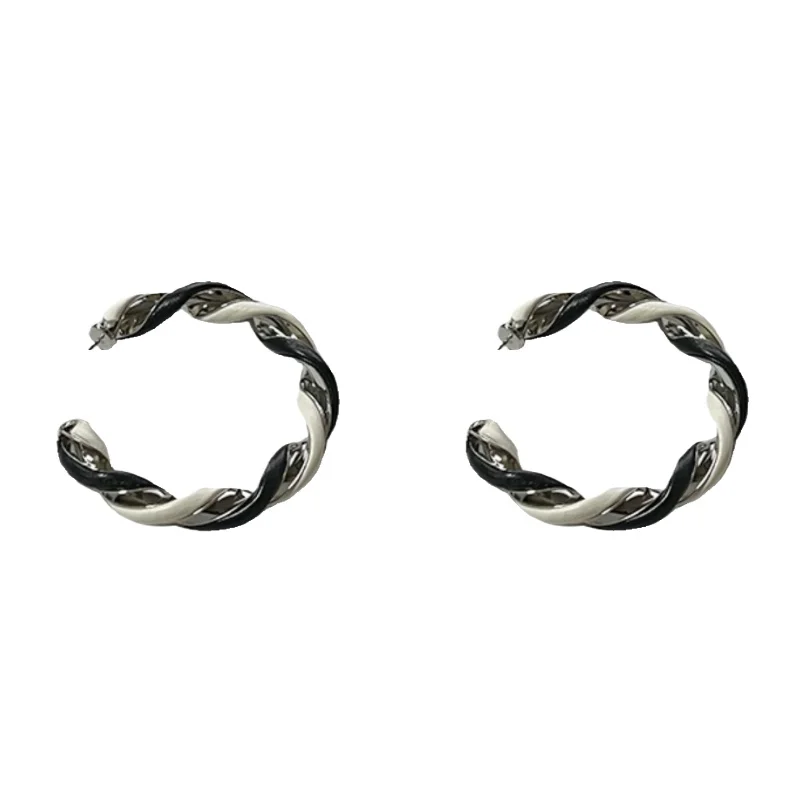 Black and white color matching twisted twist earrings, unique exaggerated earrings.
Black and white color matching twisted twist earrings, unique exaggerated earrings.