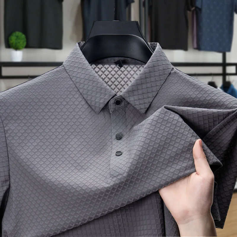 Мужская рубашка поло высокого качества с коротким рукавом, дышащая жаккардовая рубашка с лацканами, летняя деловая повседневная классическая модная новая футболка, мужская одежда
Мужская рубашка поло высокого качества с коротким рукавом, дышащая жаккардовая рубашка с лацканами, летняя деловая повседневная классическая модная новая футболка, мужская одежда