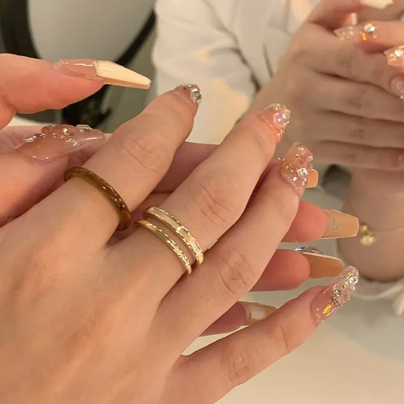 Двухслойное открытое кольцо Ele для женщин: простое, винтажное, в дворцовом стиле, легкое, роскошное, универсальное модное украшение из меди
Двухслойное открытое кольцо Ele для женщин: простое, винтажное, в дворцовом стиле, легкое, роскошное, универсальное модное украшение из меди