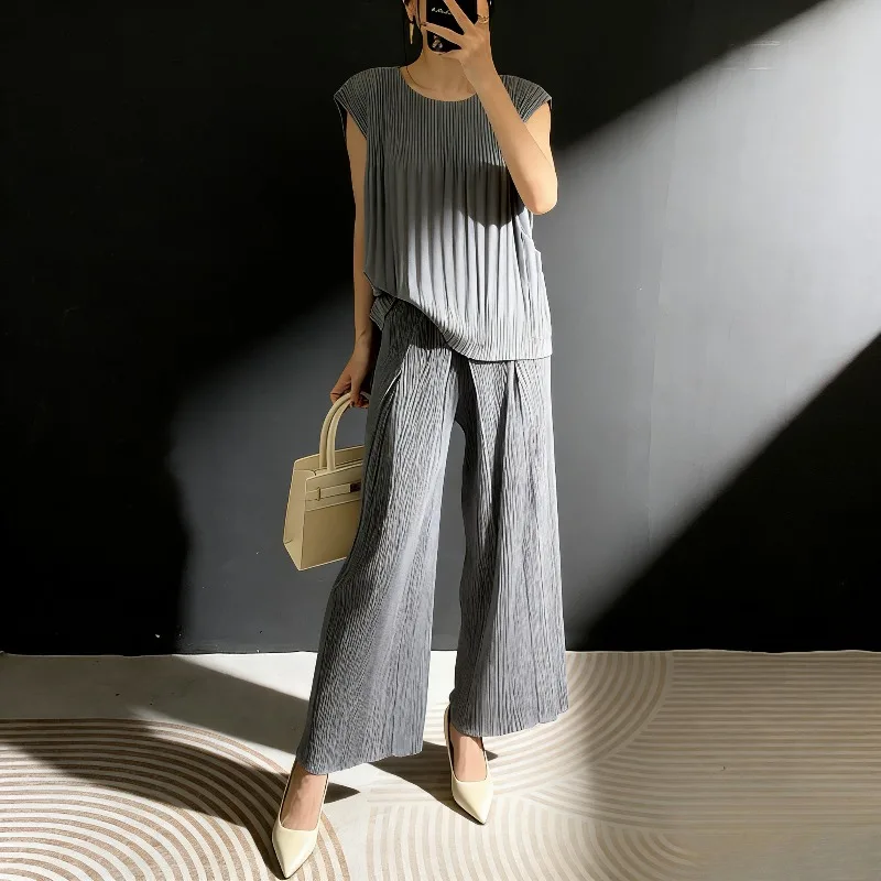 Miyake плиссированный комплект длинных брюк Plisse 2026 комплект со складками свободная майка без рукавов + широкие повседневные прямые брюки из 2 предметов
Miyake плиссированный комплект длинных брюк Plisse 2026 комплект со складками свободная майка без рукавов + широкие повседневные прямые брюки из 2 предметов