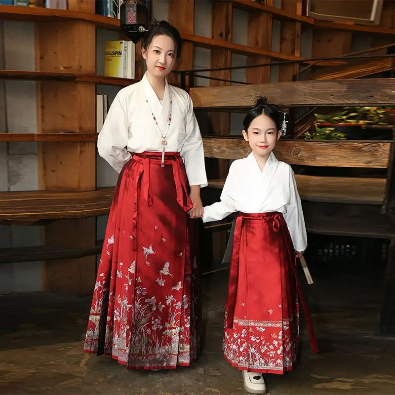 Imitation makeup flower horse face skirt mother and daughter outfit sisters outfit Hanfu set high-end girls' ancient style skirt
Imitation makeup flower horse face skirt mother and daughter outfit sisters outfit Hanfu set high-end girls' ancient style skirt