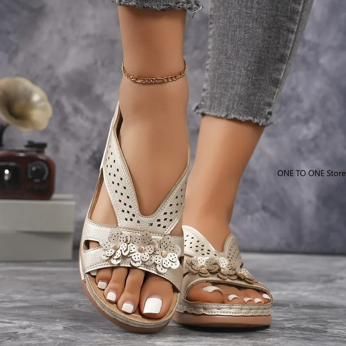 2025 Trend Women's Slippers Casual Flower Hollow Wedge Beach Shoes Outdoor Fashion Platform Comfortable Non-slip Sandals Size43
2025 Trend Women's Slippers Casual Flower Hollow Wedge Beach Shoes Outdoor Fashion Platform Comfortable Non-slip Sandals Size43