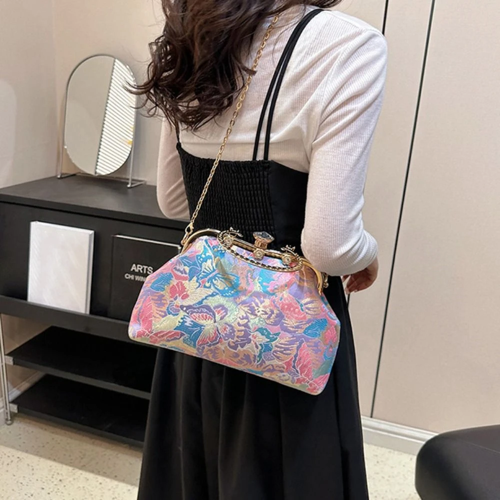Retro Sweet Embroidery Chinese Style Handbag Chain Shoulder Hanfu Shell Bag Elegant Cheongsam Accessories Wrist Bag Women
Retro Sweet Embroidery Chinese Style Handbag Chain Shoulder Hanfu Shell Bag Elegant Cheongsam Accessories Wrist Bag Women