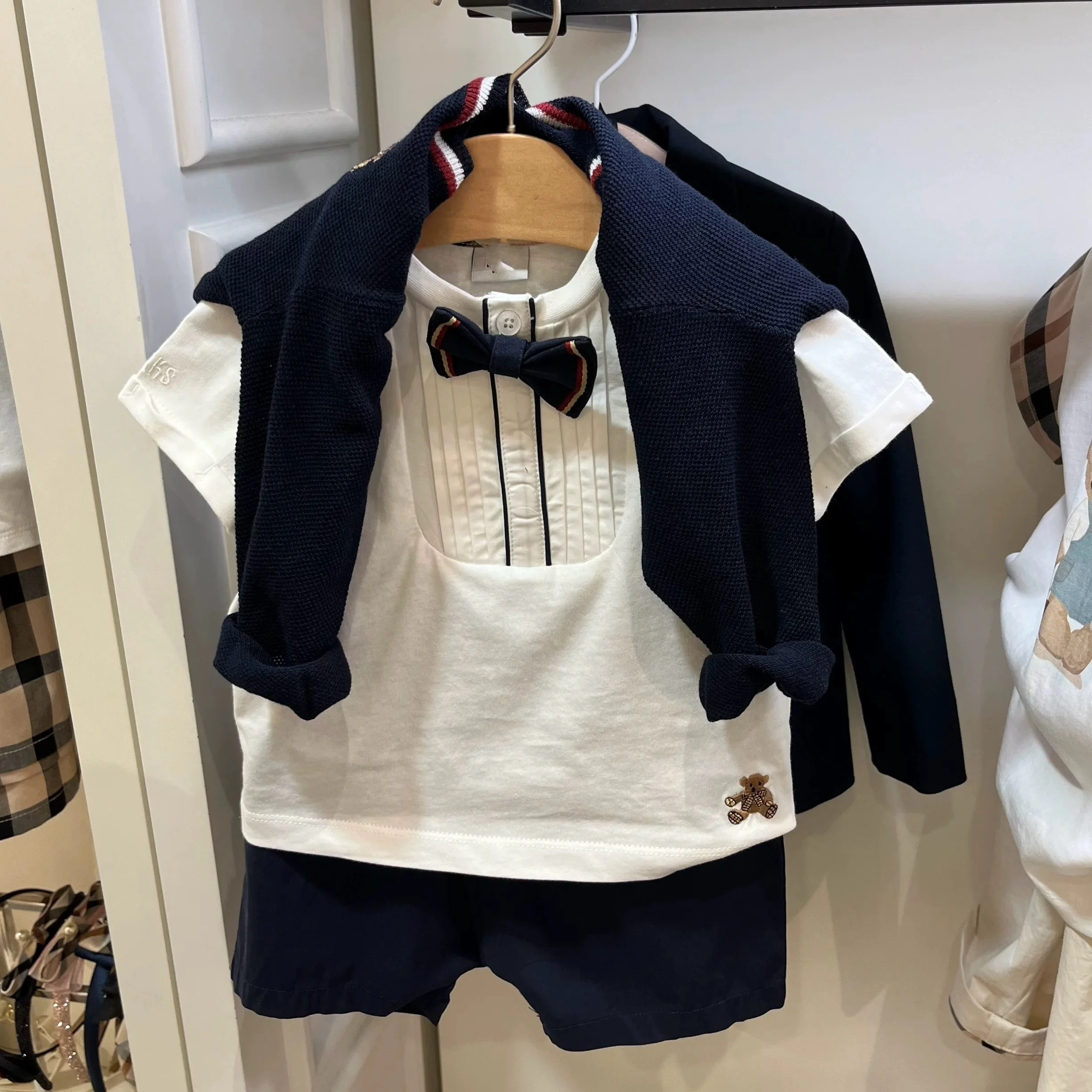 Stylish Children's Clothing Set with Tie for Boys British Style Gentleman's Suit Cotton Material Thin Summer Season
Stylish Children's Clothing Set with Tie for Boys British Style Gentleman's Suit Cotton Material Thin Summer Season