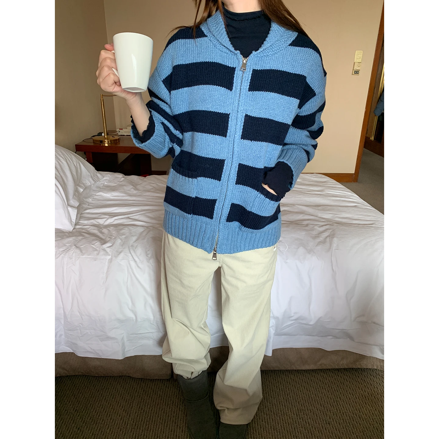 Ретро-кардиган свободного кроя для женщин, осенне-зимний, утепленный, вязаный топ с длинным рукавом на молнии, винтажный стиль
Ретро-кардиган свободного кроя для женщин, осенне-зимний, утепленный, вязаный топ с длинным рукавом на молнии, винтажный стиль