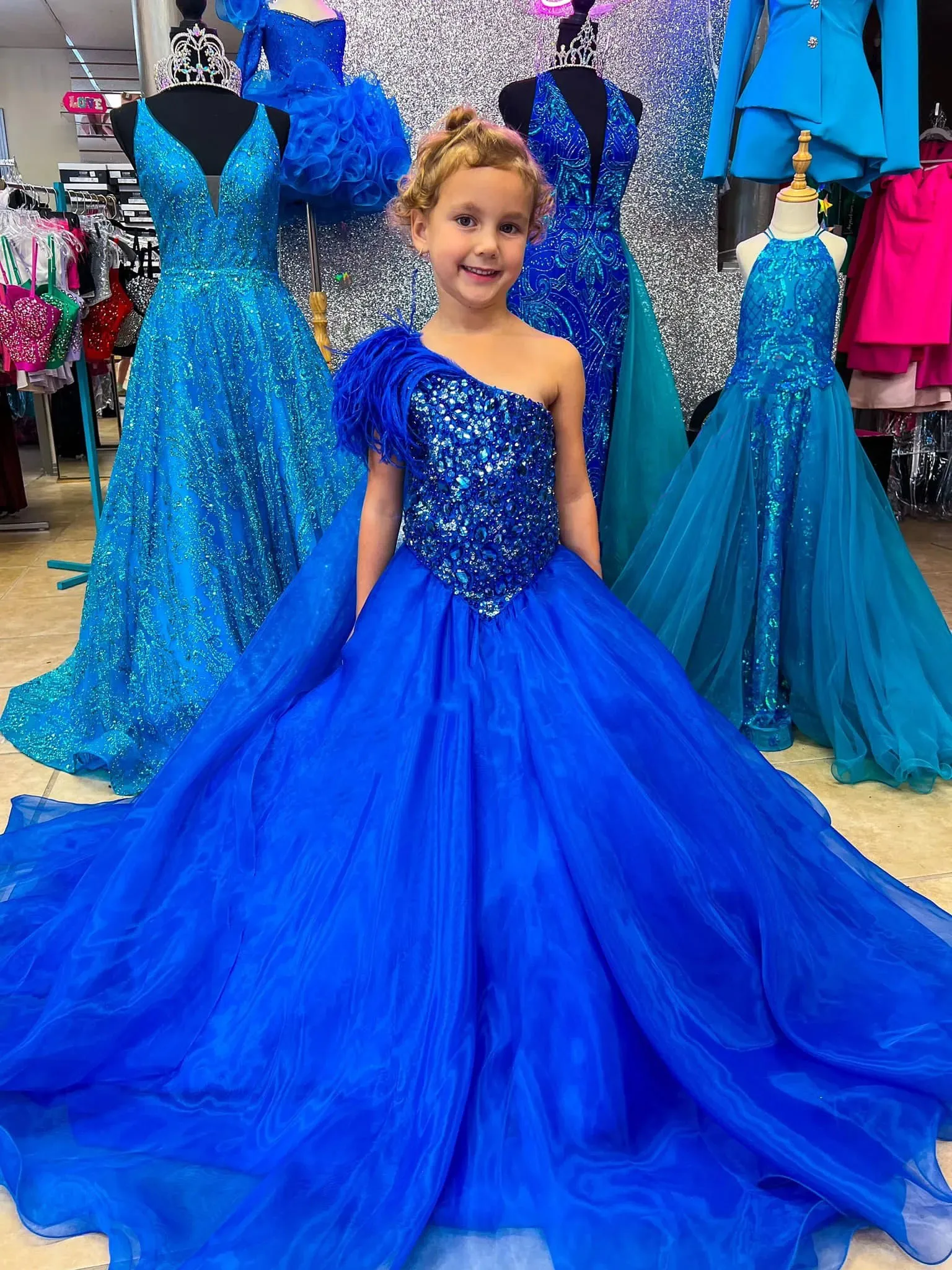 Королевские синие платья с цветочным узором для девочек на свадьбу, платья с кристаллами и перьями для маленьких девочек на день рождения, платья для первого причастия по индивидуальному заказу
Королевские синие платья с цветочным узором для девочек на свадьбу, платья с кристаллами и перьями для маленьких девочек на день рождения, платья для первого причастия по индивидуальному заказу