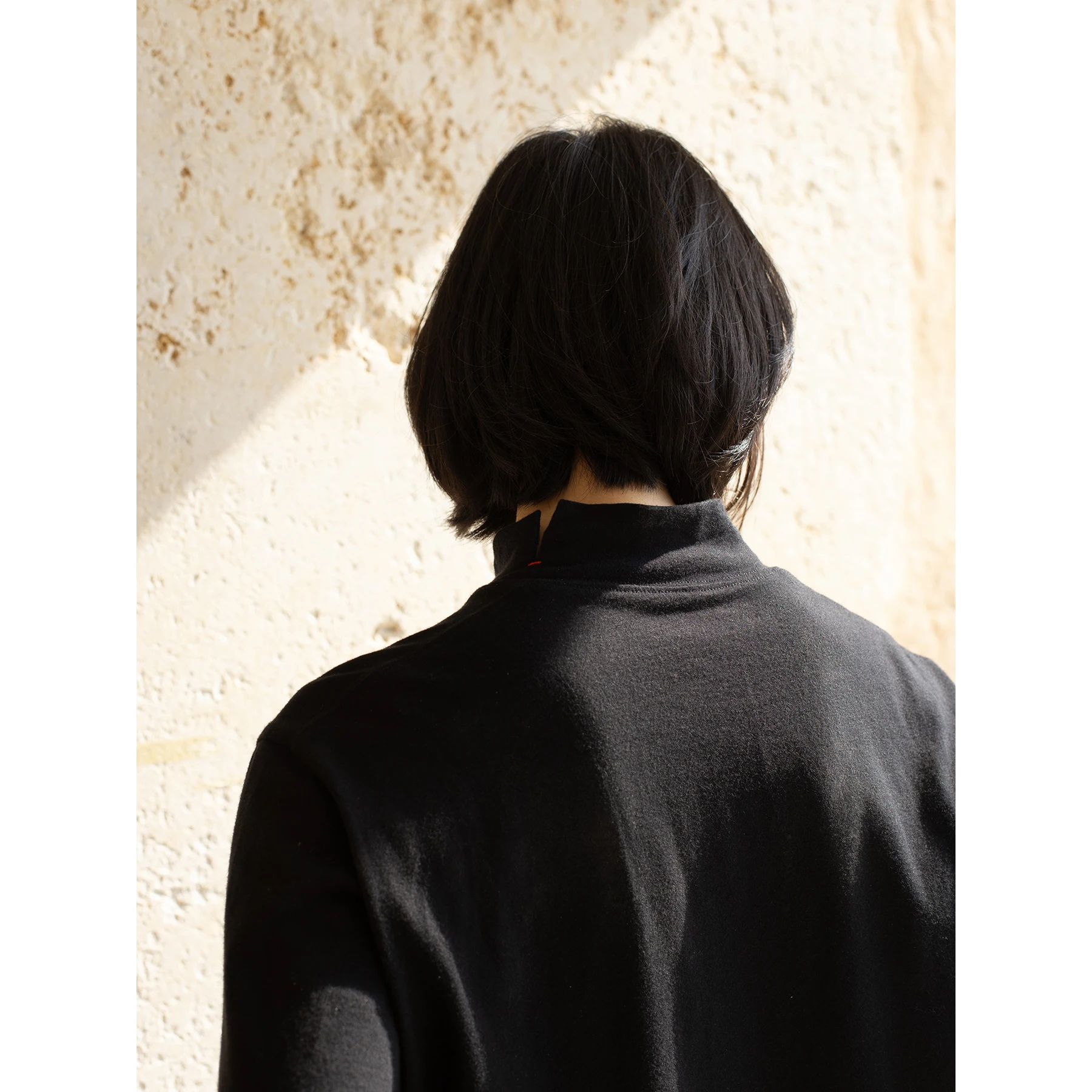 Вязаная кофта BANGE с высоким воротником и длинными рукавами, с разрезом сзади, из мягкой и комфортной смесовой ткани (хлопок, шерсть, шелк), приталенного кроя.
Вязаная кофта BANGE с высоким воротником и длинными рукавами, с разрезом сзади, из мягкой и комфортной смесовой ткани (хлопок, шерсть, шелк), приталенного кроя.