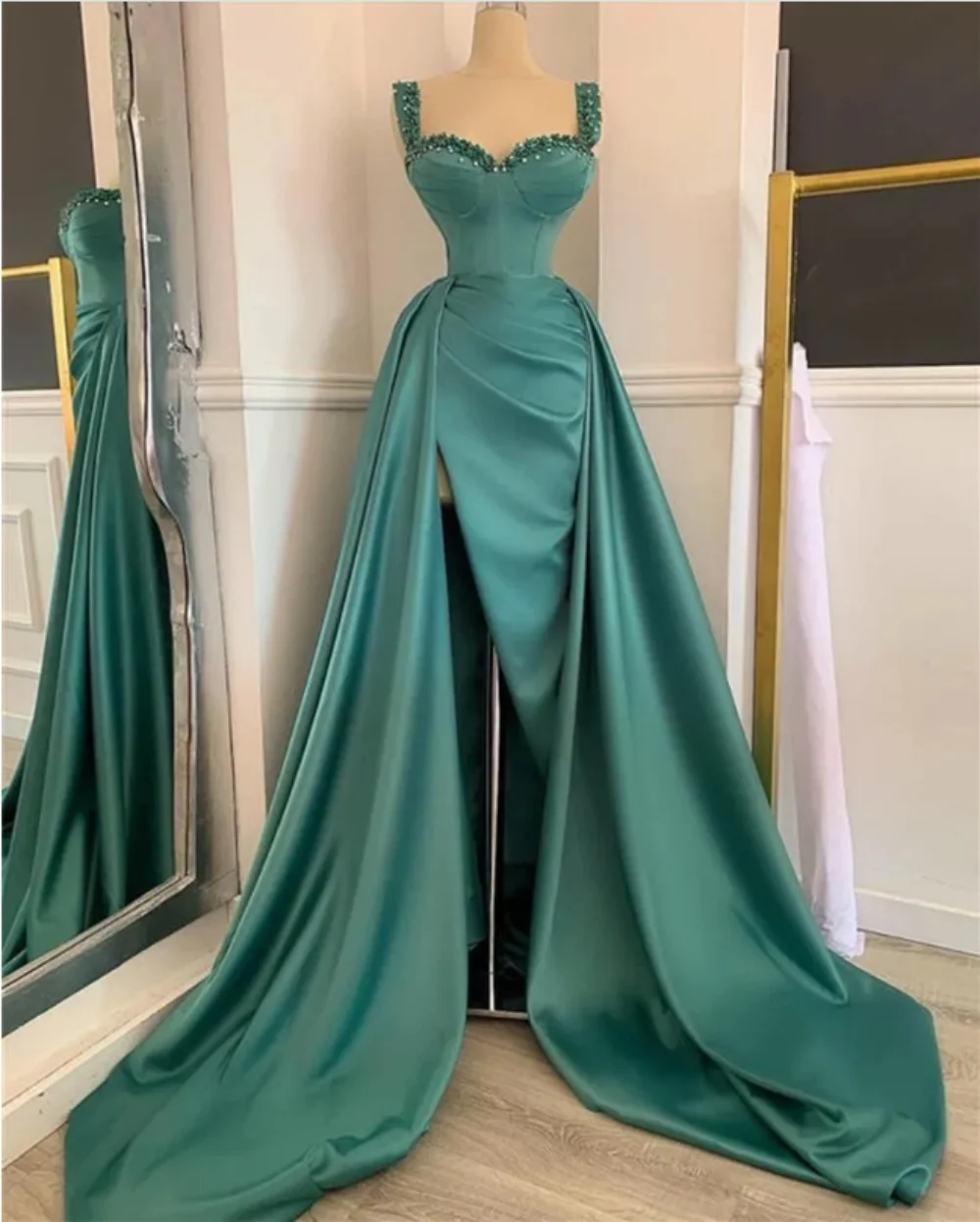 Sweethear Neck Prom Dress Sexy Slip Dress High Side Split Beaded Crystals Pleats Floor-Length Custom Satin Formal Evening Dress
Sweethear Neck Prom Dress Sexy Slip Dress High Side Split Beaded Crystals Pleats Floor-Length Custom Satin Formal Evening Dress