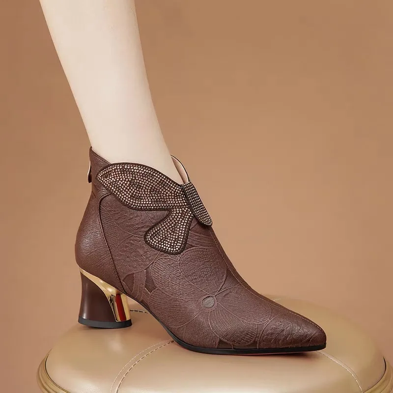 New Chinese Booties Women's 2025 Autumn and Winter New Plus Size Fashion Naked Boots Pointed Toe Block Heel Single Boots
New Chinese Booties Women's 2025 Autumn and Winter New Plus Size Fashion Naked Boots Pointed Toe Block Heel Single Boots