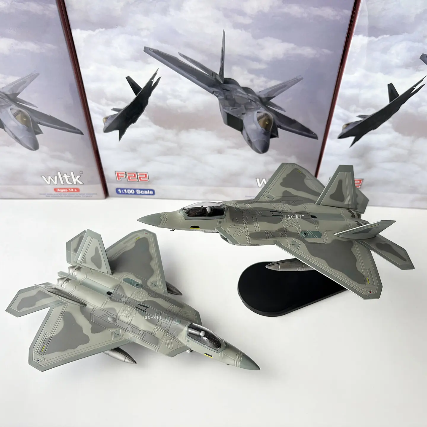 1/100 США F22 F-22 F-22 Stealth Fighter Моделирование модели из сплава
1/100 США F22 F-22 F-22 Stealth Fighter Моделирование модели из сплава