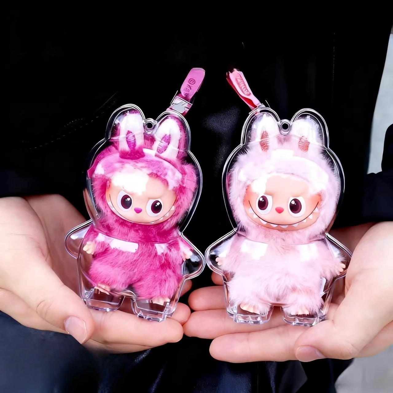 Для Labubu 4.0 Mini Защитный чехол для серии Monsters PIN OF LOVE, прозрачный пылезащитный чехол с ремешком для дисплея  
Для Labubu 4.0 Mini Защитный чехол для серии Monsters PIN OF LOVE, прозрачный пылезащитный чехол с ремешком для дисплея 