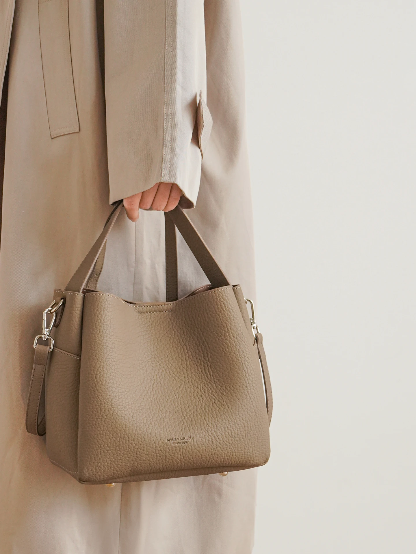 Urban Minimalist Soft Leather Bucket Bag Women's Large Capacity Single Shoulder Crossbody Handbag Retro Design Commute Purse
Urban Minimalist Soft Leather Bucket Bag Women's Large Capacity Single Shoulder Crossbody Handbag Retro Design Commute Purse