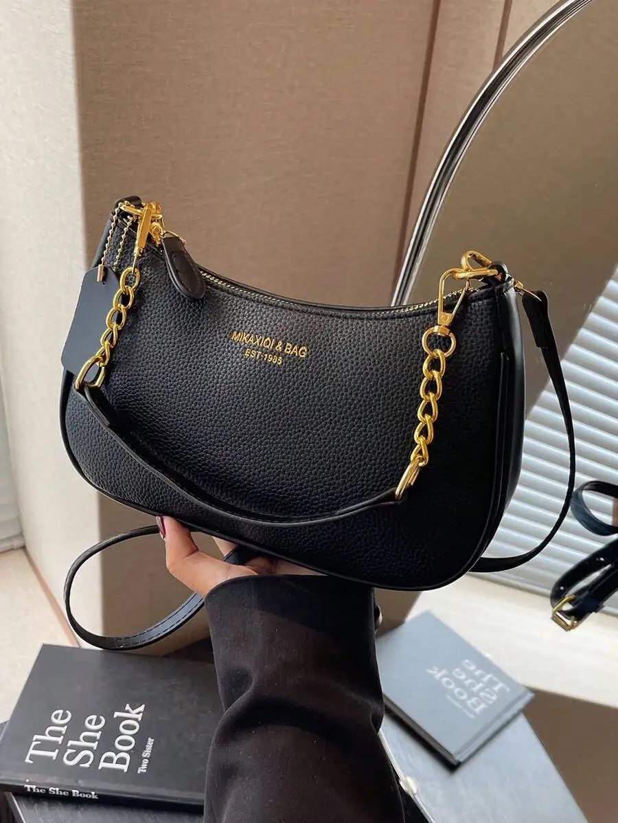 Черная сумка-седло из искусственной кожи с золотистой цепочкой и застежкой-молнией
Черная сумка-седло из искусственной кожи с золотистой цепочкой и застежкой-молнией