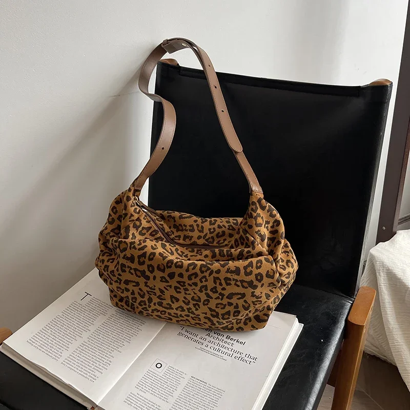 Pleated Fashion Interior Compartment Shoulder Bags Sewing Thread 2025 High Quality Bags for Women Zipper Suede Women's Handbags
Pleated Fashion Interior Compartment Shoulder Bags Sewing Thread 2025 High Quality Bags for Women Zipper Suede Women's Handbags