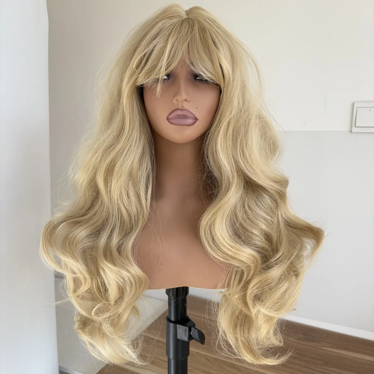 Женские длинные волнистые парики из синтетических волос на Хэллоуин с бахромой блондинки
Женские длинные волнистые парики из синтетических волос на Хэллоуин с бахромой блондинки