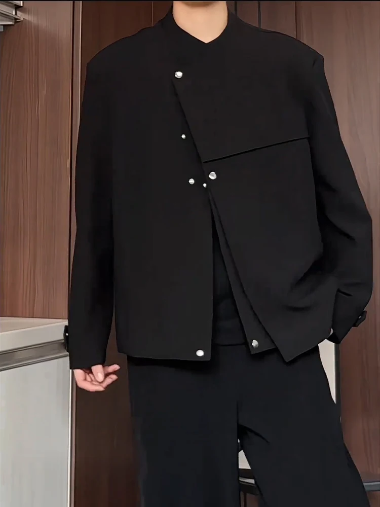 Новый китайский повседневный черный пиджак для мужчин, весенний сезон, приталенный крой, без воротника, модный и стильный
Новый китайский повседневный черный пиджак для мужчин, весенний сезон, приталенный крой, без воротника, модный и стильный